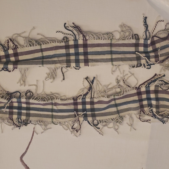 100% Authentic Burberry Scarf - Picture 4 of 6